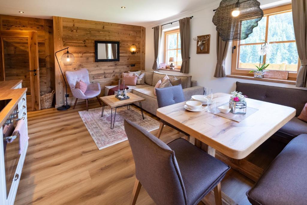 sala de estar con mesa y sillas en Appartement Auszeit, en Alpbach