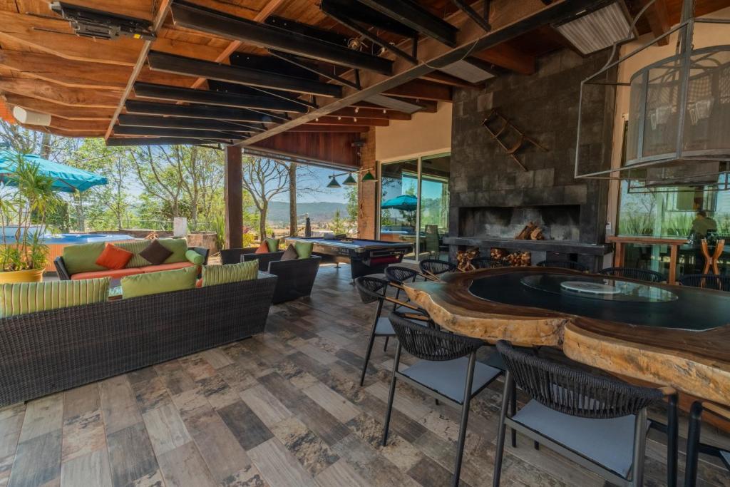 an open living room with a bar and a pool at Vistas Tapalpa in Tapalpa