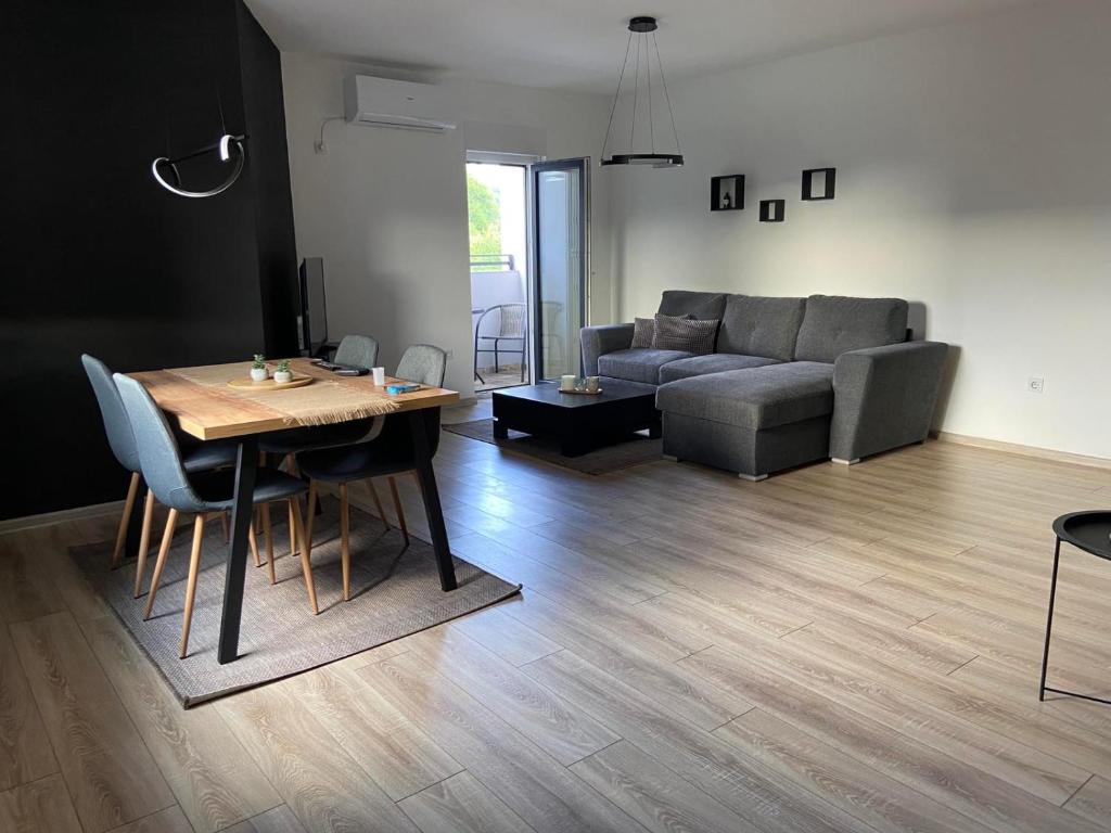 - un salon avec une table et un canapé dans l'établissement APARTMENT 7 -Free Garage- SARAJEVO -Dobrinja- -Ilidza- -Center-, à Sarajevo