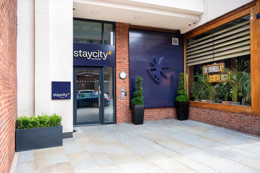 budynek z napisem na drzwiach salonu w obiekcie Staycity Aparthotels Liverpool City Centre w Liverpoolu