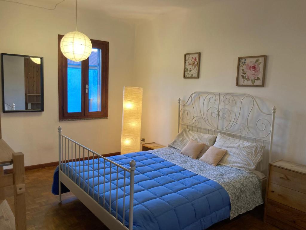 a bedroom with a blue bed with a blue comforter at Casa Express tra Como e Milano in Saronno