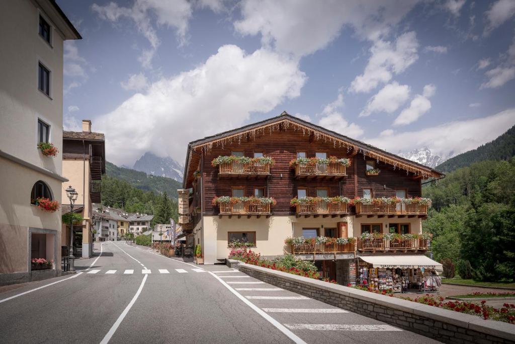 ein Gebäude mit Blumenkästen an der Straßenseite in der Unterkunft Locanda Bellevue in Pré-Saint-Didier