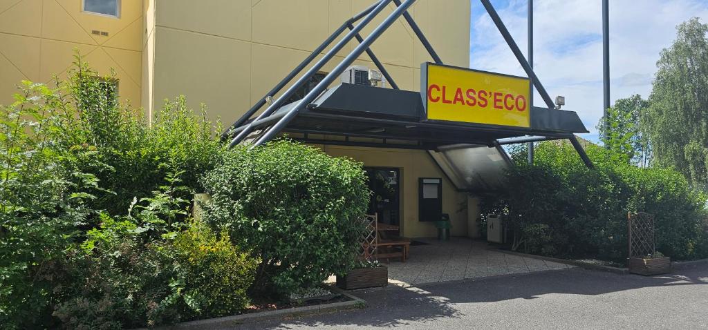 a yellow building with a sign that reads classesen at Class'eco Charleroi in Charleroi