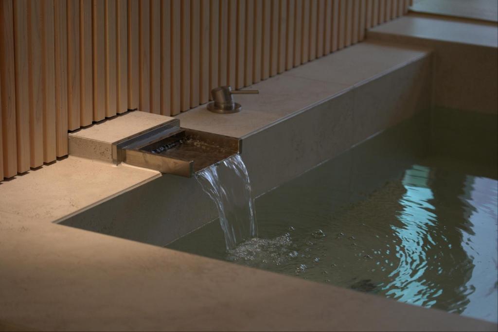 una piscina d'acqua con lavandino in bagno di B'amu Hotel a Busan