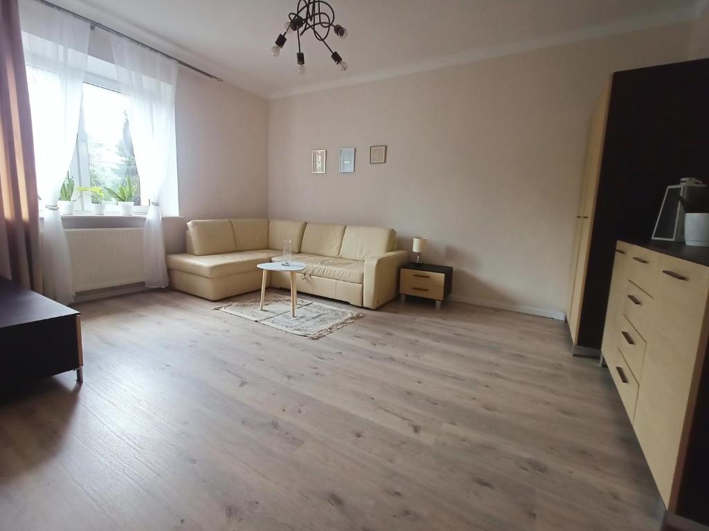 een woonkamer met een bank en een tafel bij relax apartament in Skarżysko-Kamienna