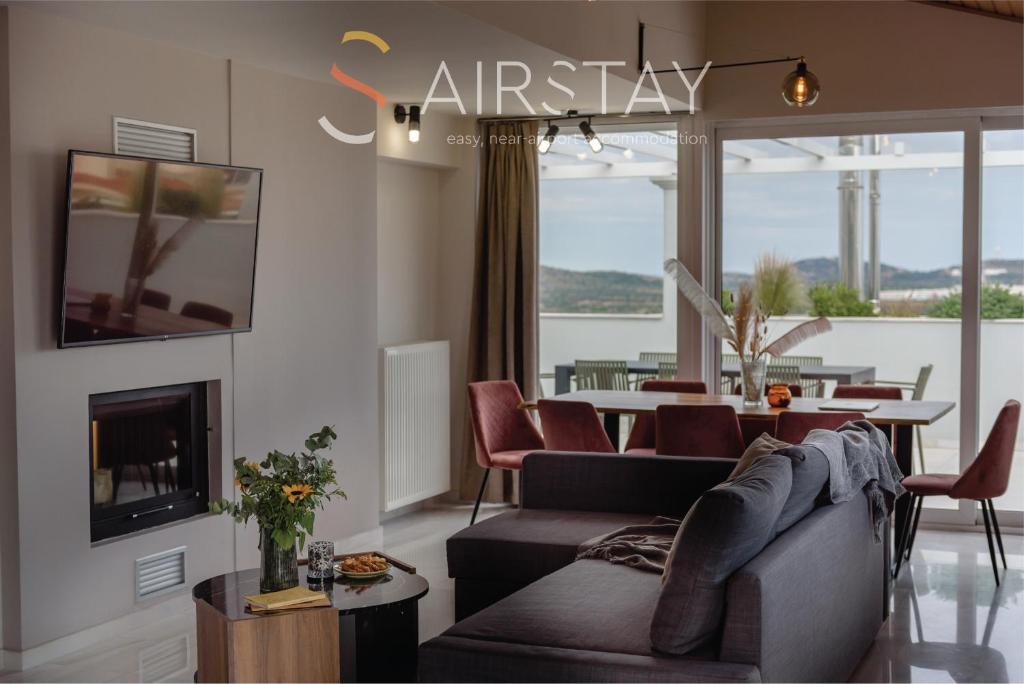 - un salon avec un canapé et une table dans l'établissement Akali Apartment airport by Airstay, à Spáta