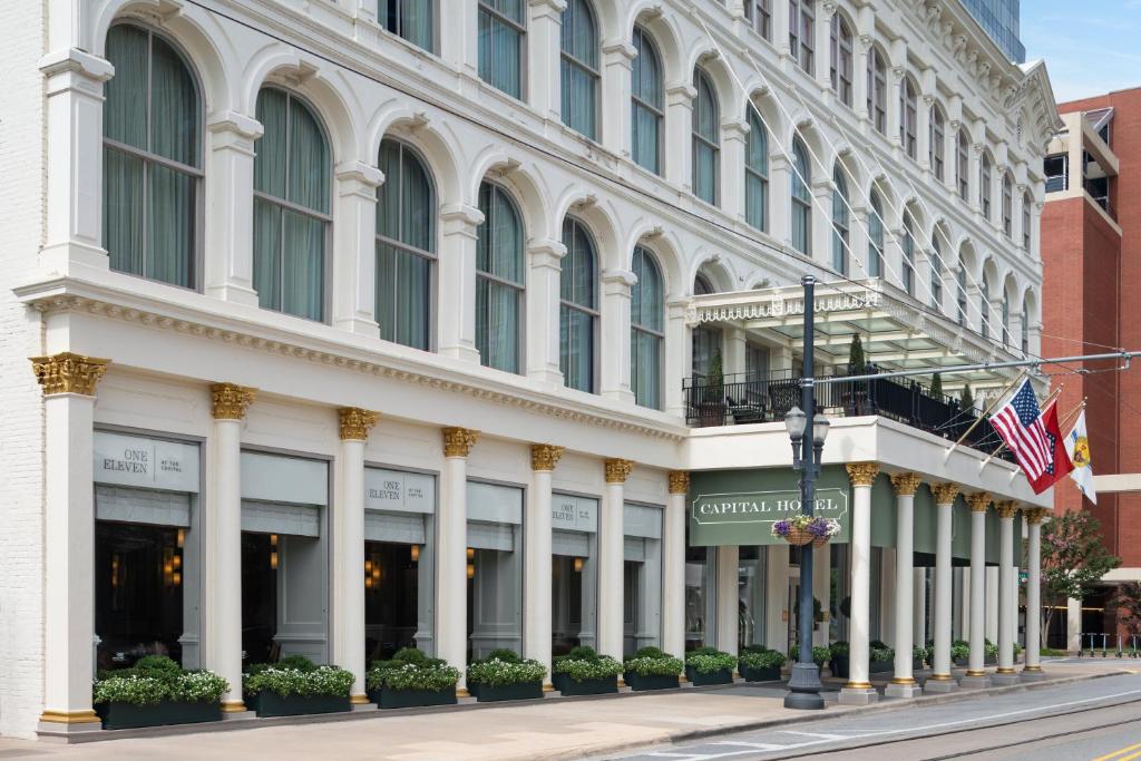 ein großes weißes Gebäude in einer Stadtstraße in der Unterkunft Capital Hotel in Little Rock