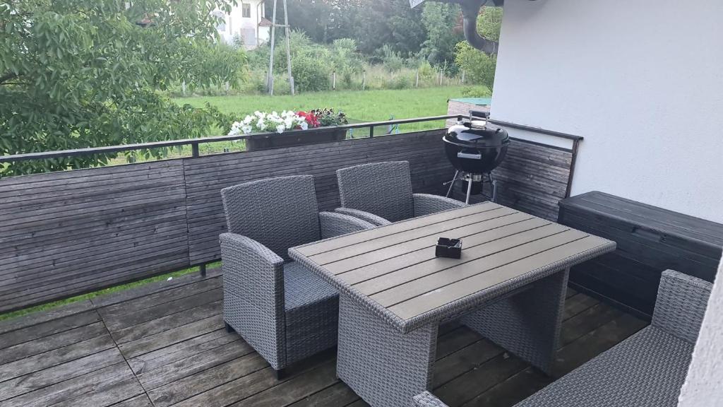 patio ze stołem i krzesłami na tarasie w obiekcie Gemütliche Wohnung in St Georgen nähe Attersee w mieście Vöcklabruck