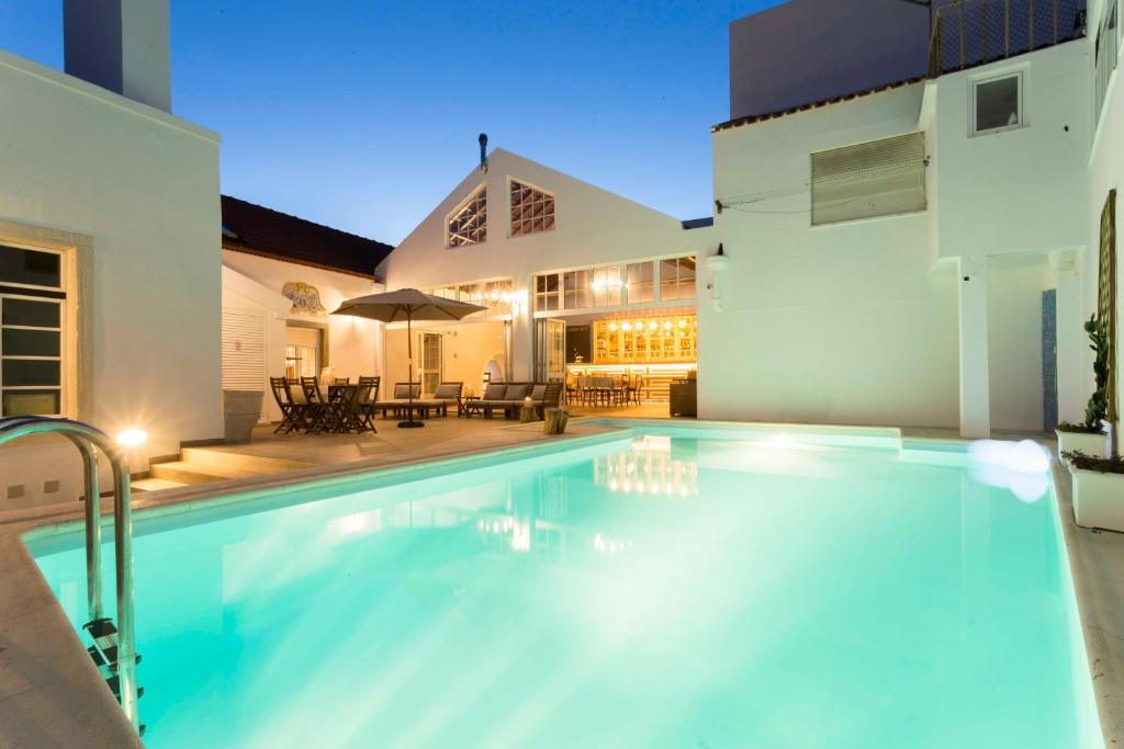 - une piscine en face d'une maison dans l'établissement Ericeira Soul Guesthouse, à Ericeira