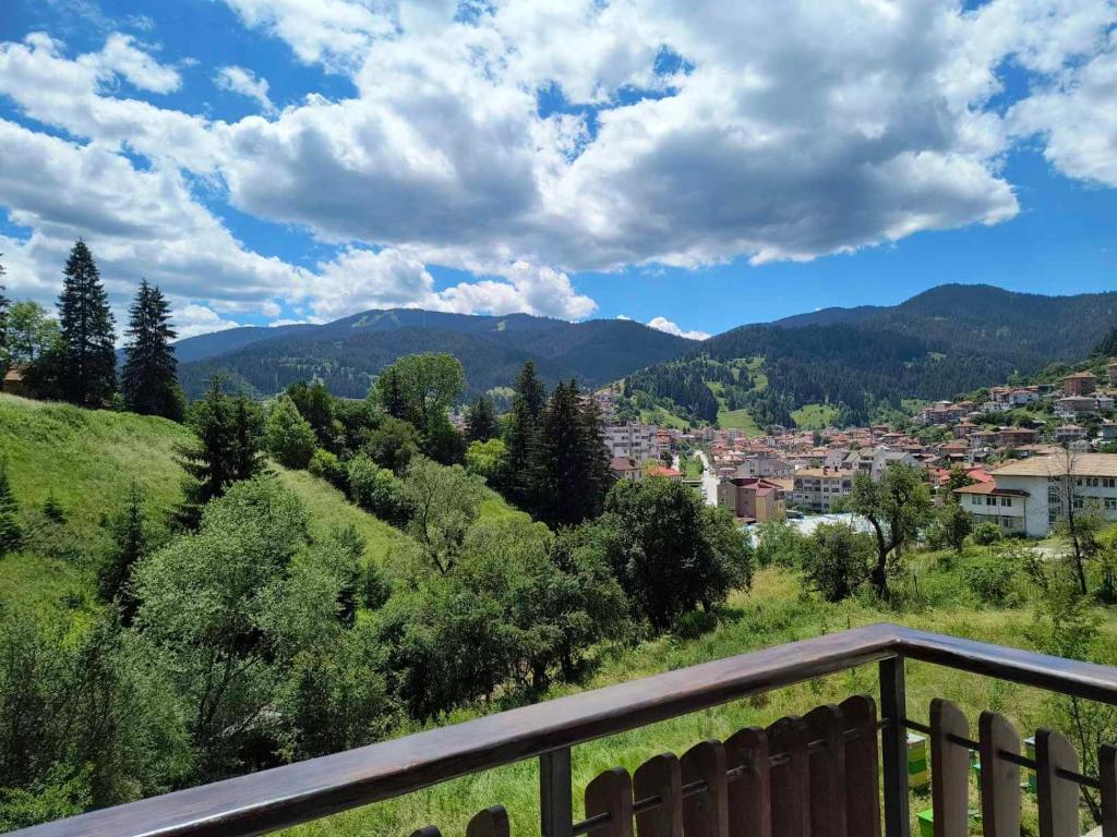 einen Balkon mit Stadtblick in der Unterkunft Апартамент за гости Александър in Tschepelare