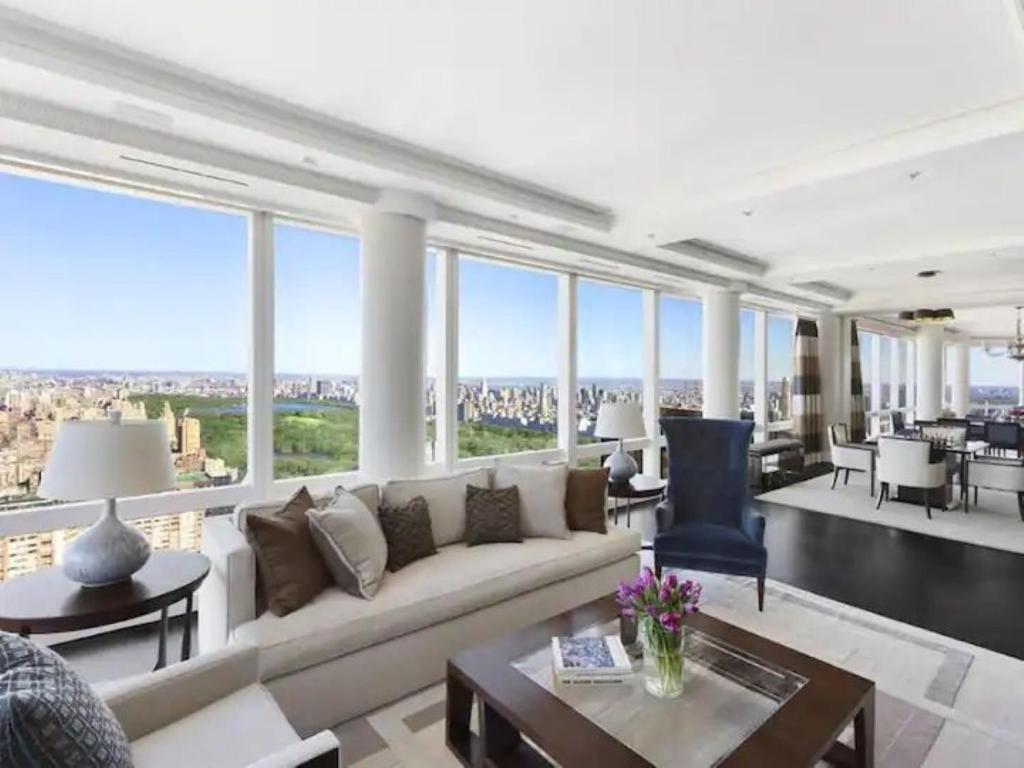 een woonkamer met een bank en uitzicht op de stad bij Stunning views of Manhattan in New York