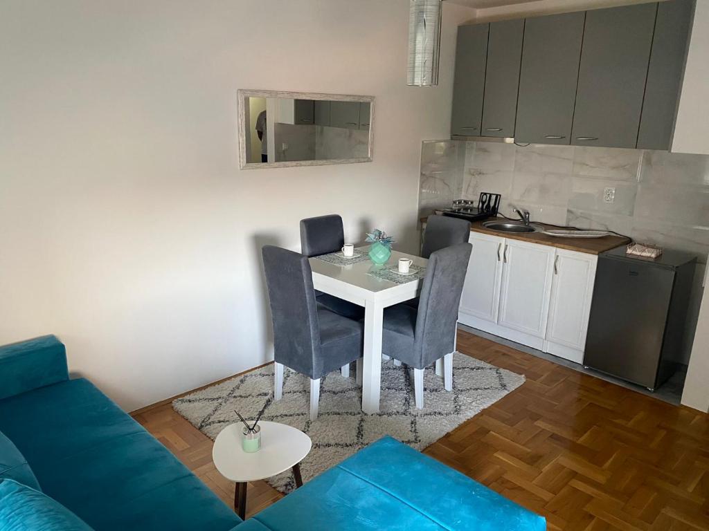 Virtuve vai virtuves zona naktsmītnē Apartman Odmor012-2