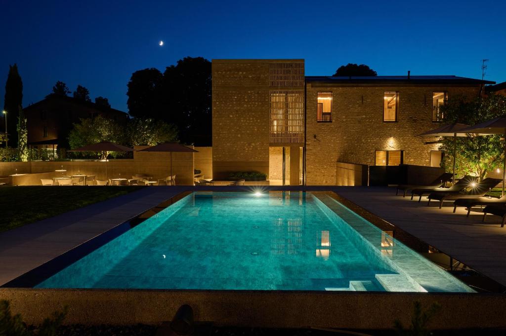 A piscina localizada em Resort Corte Renèe ou nos arredores