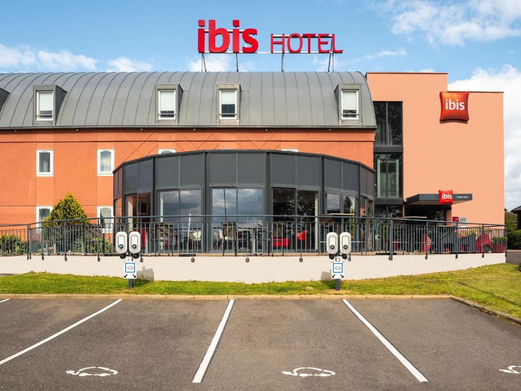 シャロン・シュル・ソーヌにあるibis Chalon Sur Saone Nordのarets hotel with a car parking正面に駐車場があります。