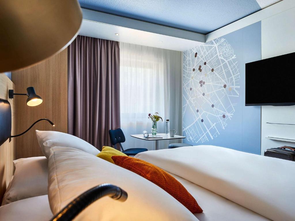 um quarto de hotel com duas camas e uma televisão em Mercure Paris Gare De Lyon TGV em Paris