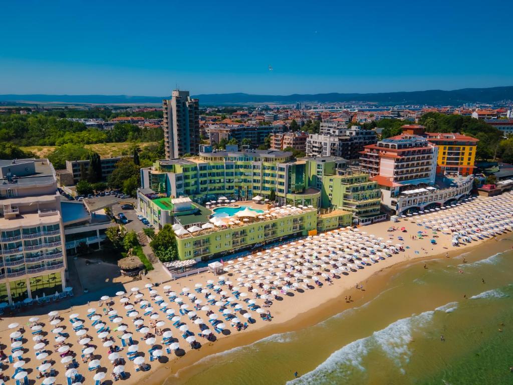 een luchtzicht op een strand met parasols bij MPM Hotel Arsena - Ultra All Inclusive in Nesebar