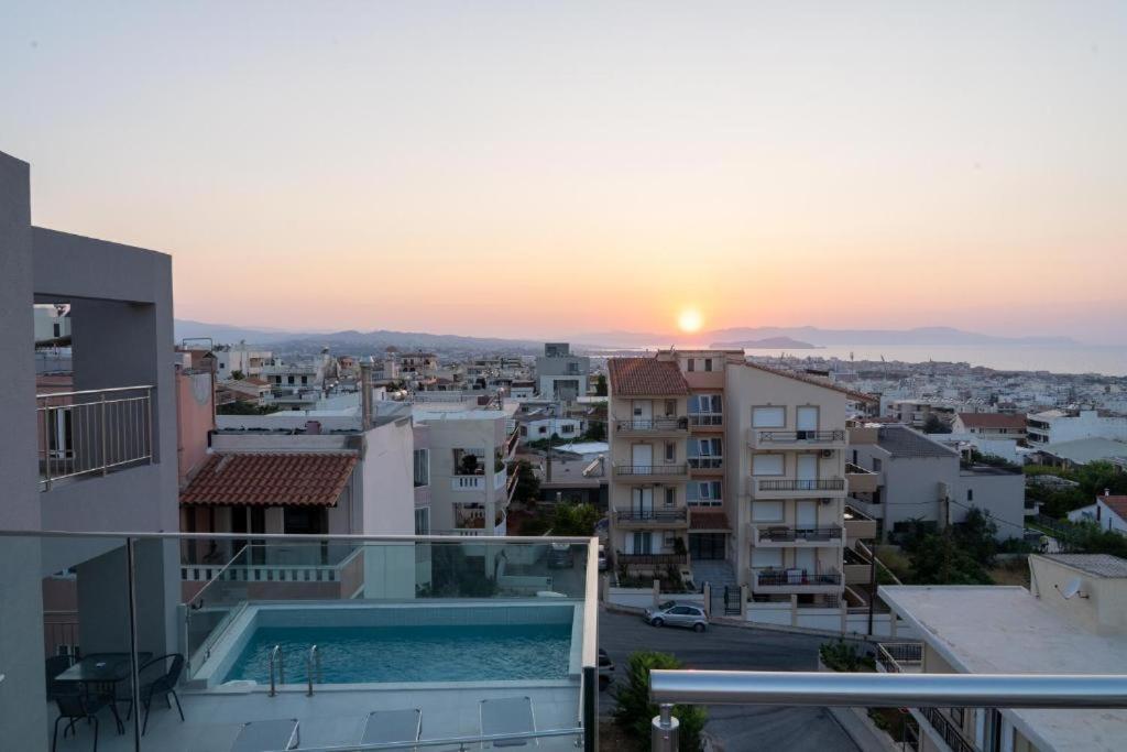 desde el balcón de un edificio con vistas a la puesta de sol en EDEL Luxury Apartments, en La Canea