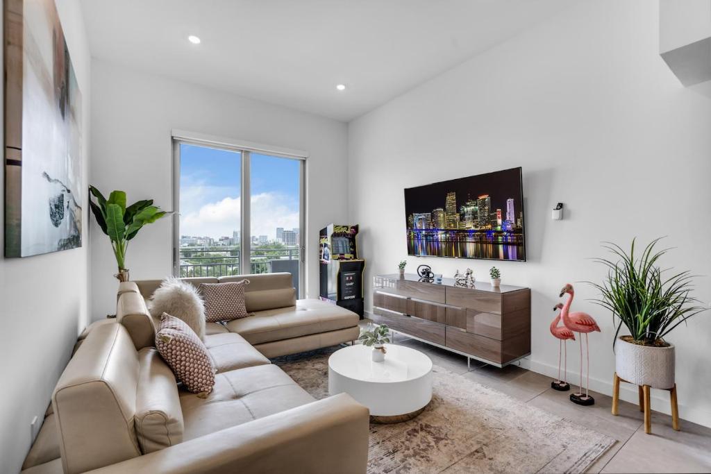 Sjónvarps- og/eða afþreyingartæki á Urban Escape 3 Bed Unit near Brickell and Wynwood