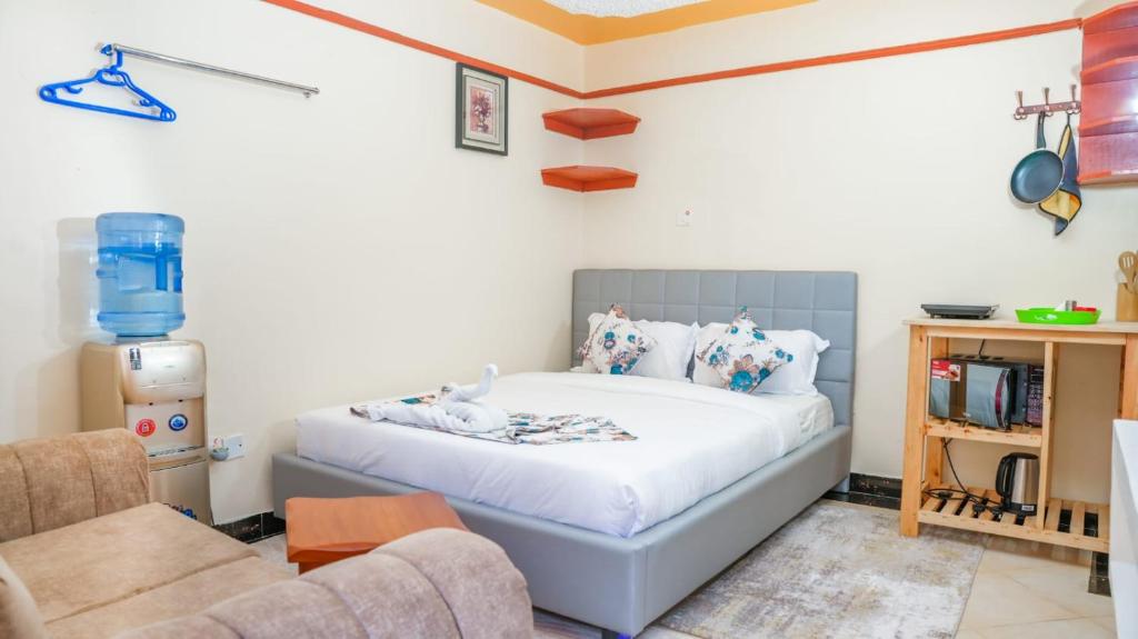 Un pat sau paturi într-o cameră la Studio furnished Apartments Naivasha