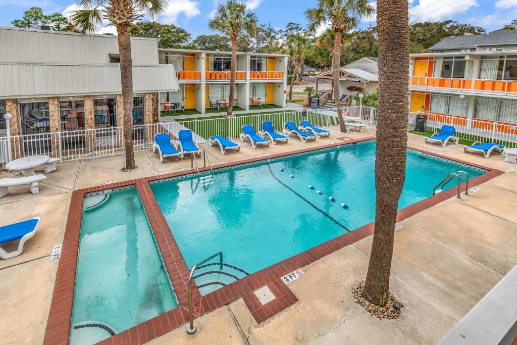 an overhead view of a swimming pool at a resort at Holiday Shores Myrtle Beach in Myrtle Beach