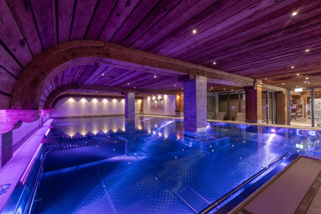 an overhead view of a swimming pool in a building at Hotel Arca Solebad & Spa in Zermatt