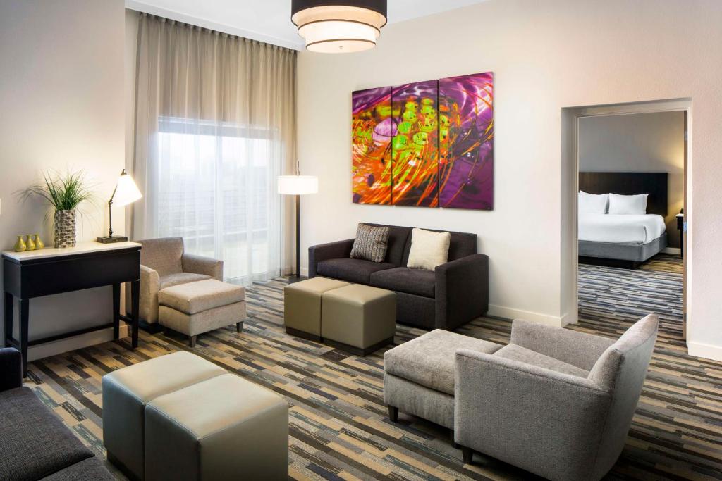 O zonă de relaxare la Hyatt House Charlotte Center City