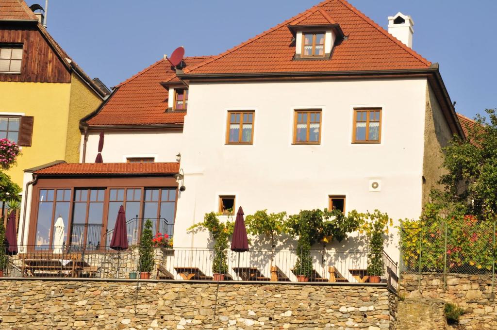 a white house with red roof at Gästehaus Turm Wachau in Weissenkirchen in der Wachau