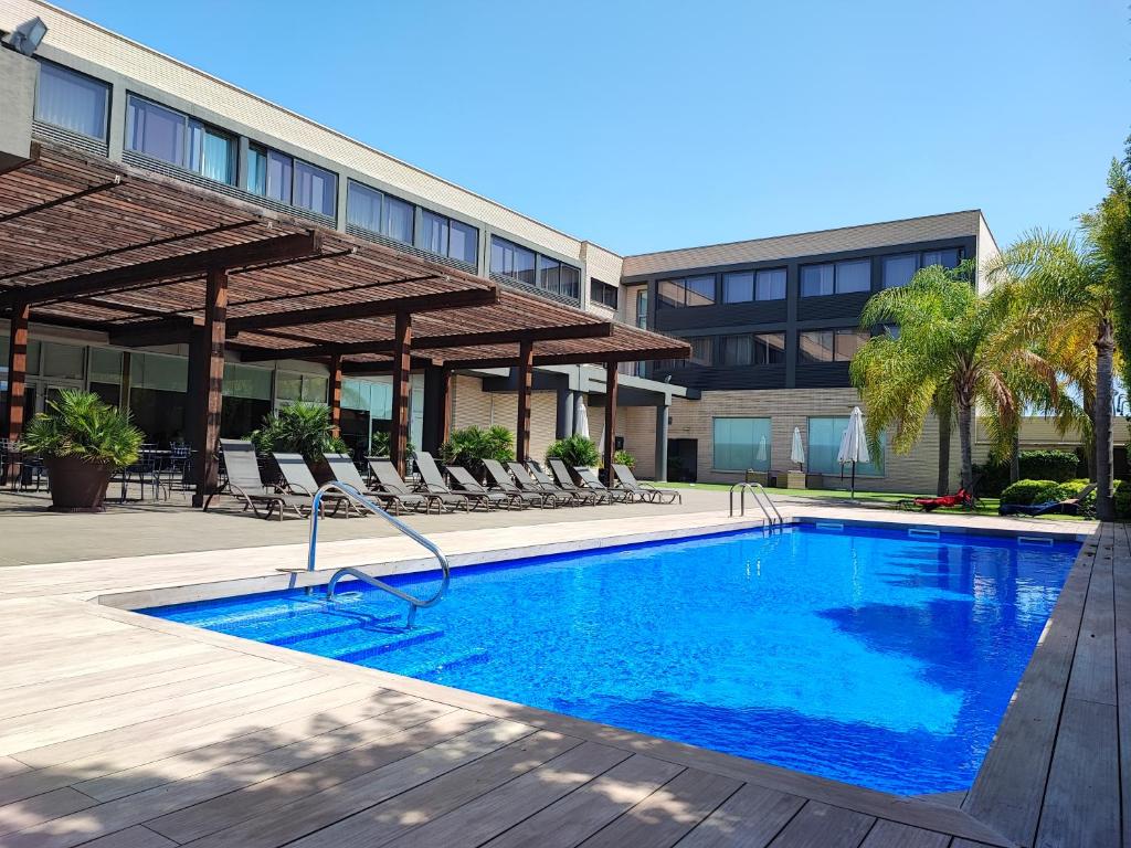 A piscina localizada em Tarraco Park Tarragona ou nos arredores