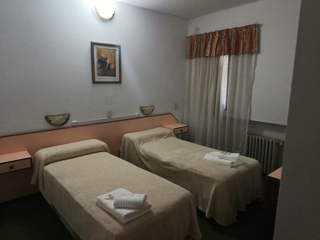 Tempat tidur dalam kamar di Hotel Bahia Madryn