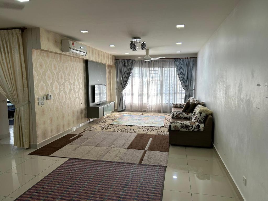 sala de estar con sofá y ventana grande en Maryam Homestay Putrajaya17, en Putrajaya