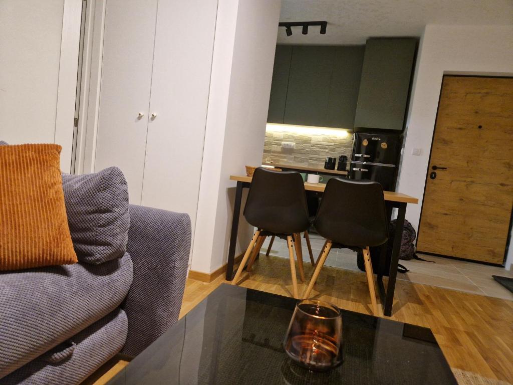 salon z kanapą i stołem w obiekcie Divcinova - Apartman Gorski w mieście Divčibare