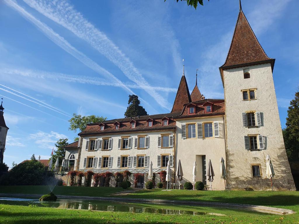 ムルテンにあるSchloss Münchenwilerの大きな建物