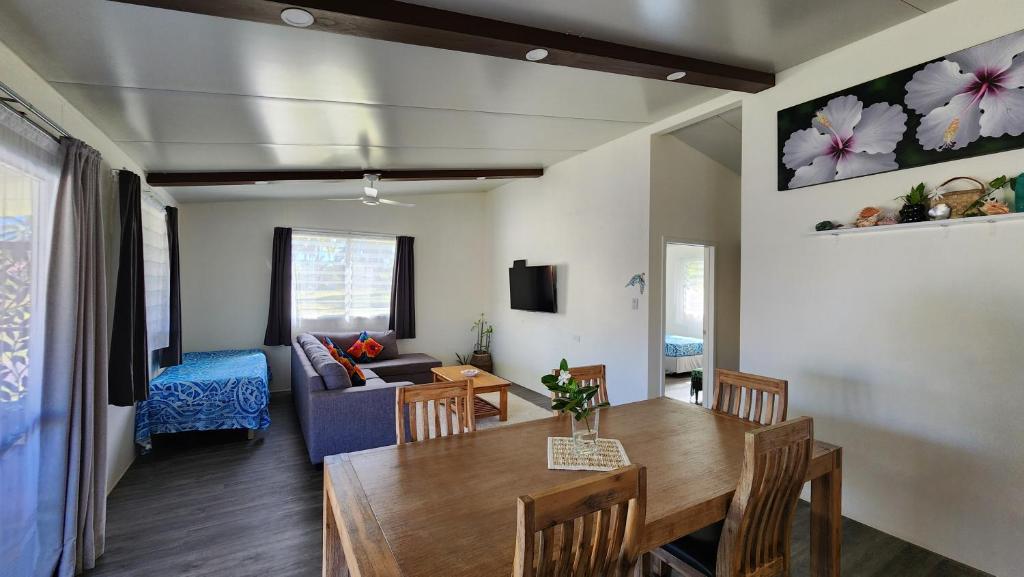 A seating area at Aumaru Holiday Home