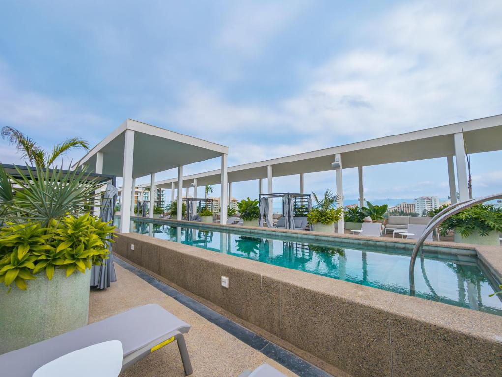 une piscine sur le toit d'un bâtiment dans l'établissement Hotel Mio Riviera Nayarit Unique & Different Adults Only, à Nuevo Vallarta