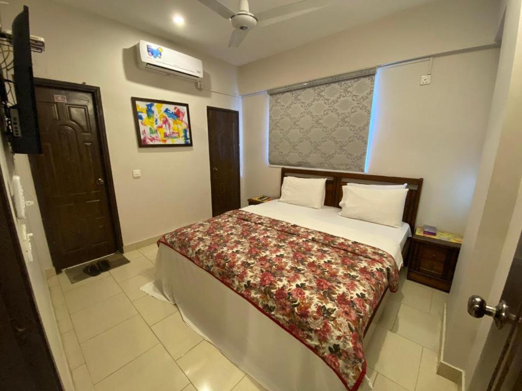 2 Bedroom Apartment in DHA में एक कमरे में एक या कई बेड