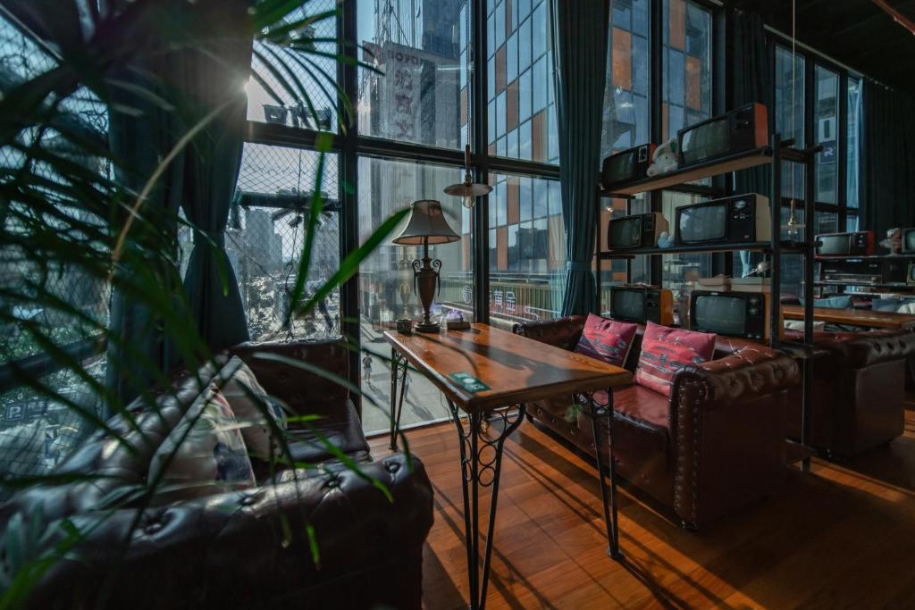 a living room with a couch and a table at Zhangjiajie Wangyi Inn in Zhangjiajie