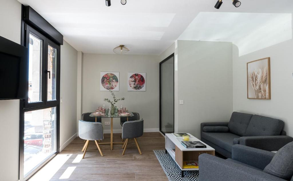 a living room with a couch and a table at Acogedor Refugio con Terraza in Alcalá de Henares