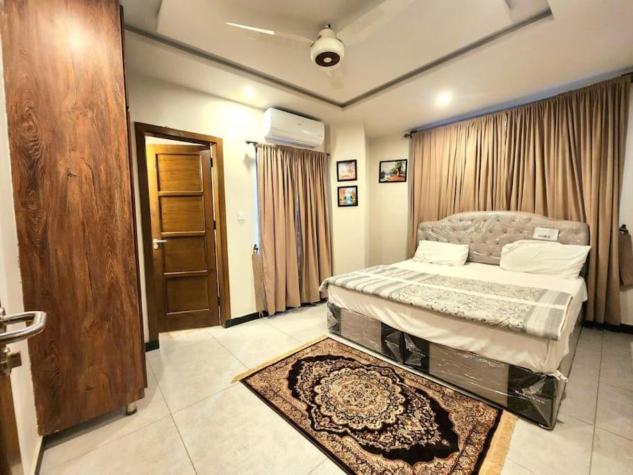 Cama ou camas em um quarto em Splendid 1Bed Apt In Bahria Town