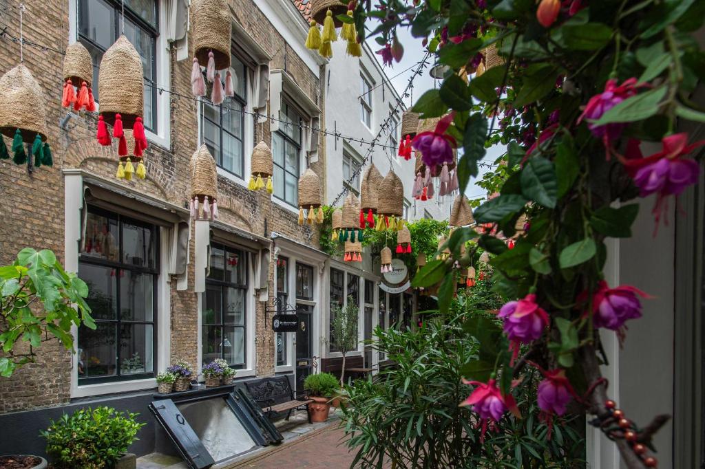 a street with flowers in front of a building at B&B De zilveren reiger in Middelburg