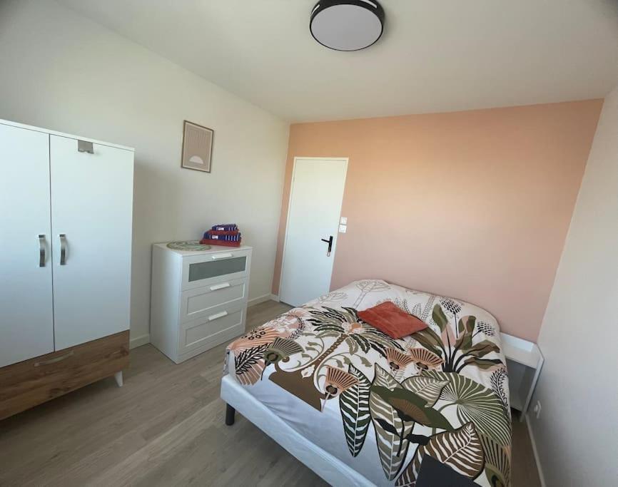 una camera con un letto e un comò di Appartement spacieux Brest Bellevue de 1 à 6 personnes a Brest