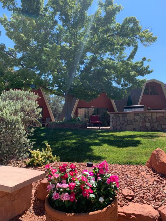 een tuin met bloemen in een tuin met een boom bij Red Agave Resort in Sedona