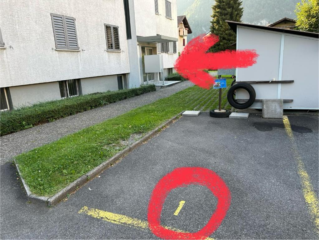 Een parkeerplaats met rood nummer zes erop. bij HANNA Apartment in Interlaken