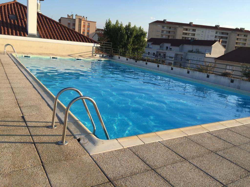 A piscina localizada em Appartement avec piscine sur le toit ou nos arredores