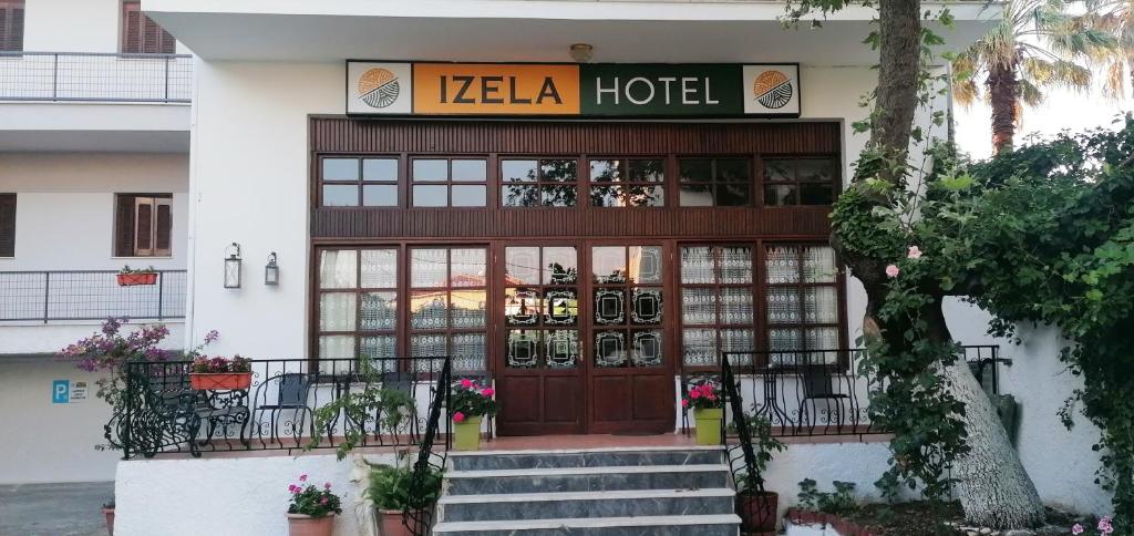 カラ・ネラにあるIZELA Hotelの表面に看板が出ているホテル