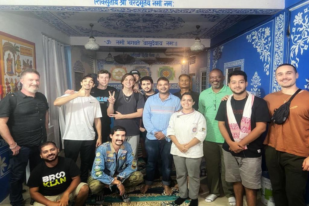 un grupo de personas posando para una foto en una habitación en Mandala bagpackers, en Jaipur