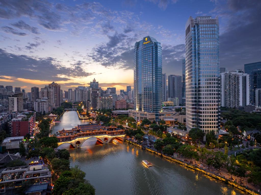 vistas a una ciudad con río y edificios en Shangri-La Chengdu, en Chengdú