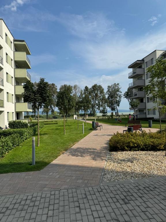 Zahrada ubytování Lelle Resort Apartman