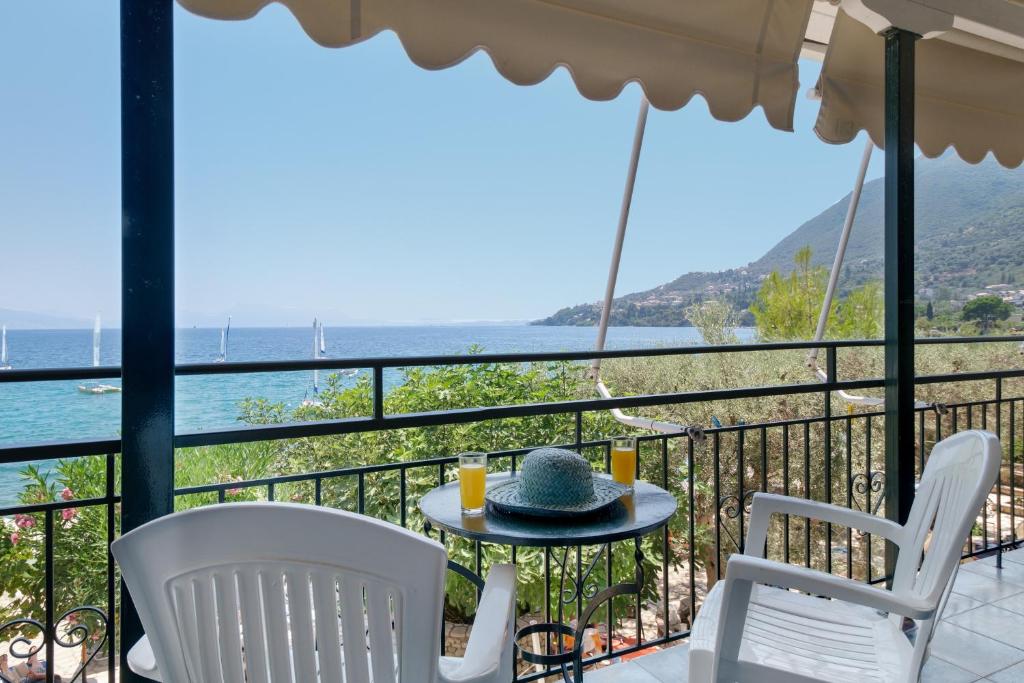 un tavolo e sedie su un balcone con vista sull'acqua di S7 apartment a Nikiana