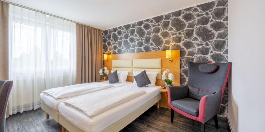 Un pat sau paturi într-o cameră la Best Western Plaza Hotel Stuttgart-Filderstadt