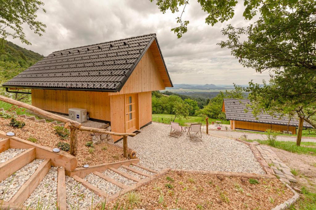 een klein gebouw met een tafel en stoelen ervoor bij Pr' Končovc in Kranj